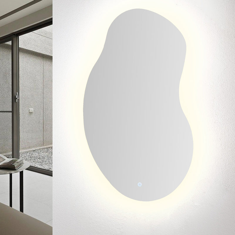 Espejo Nebula sin marco, diseño orgánico moderno con silueta fluida, botón táctil y retroiluminación LED perimetral para baño o vestidor.