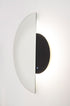 Espejo Eclipse moderno con diseño asimétrico, retroiluminación LED negra mate y botón táctil. Medidas: 80x5x120 cm. Ideal para salón o dormitorio.