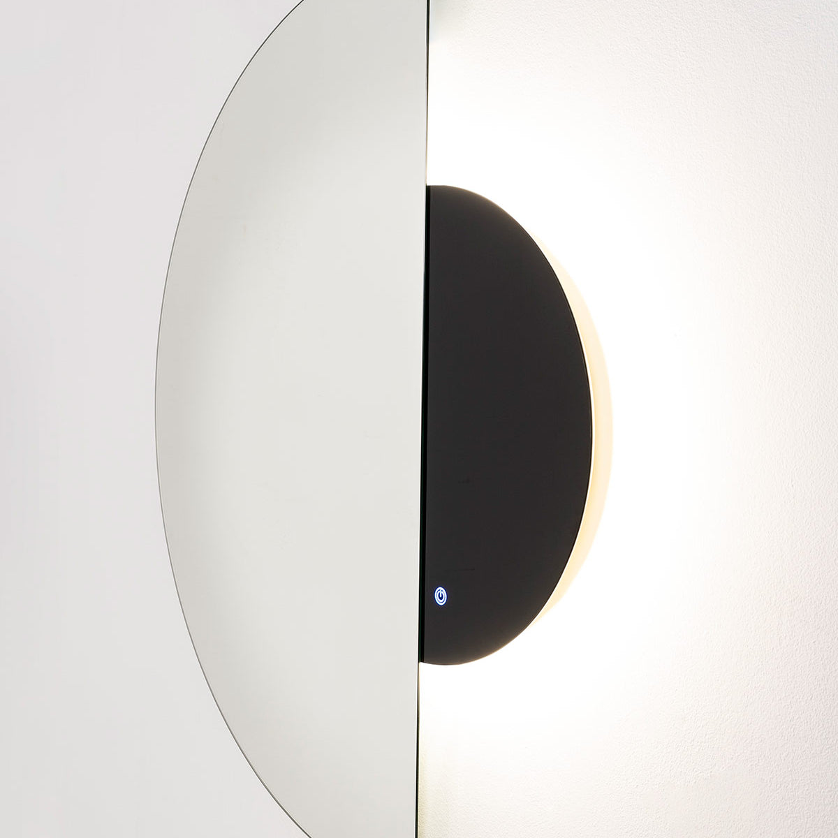 Espejo Eclipse moderno con diseño asimétrico, retroiluminación LED negra mate y botón táctil. Medidas: 80x5x120 cm. Ideal para salón o dormitorio.