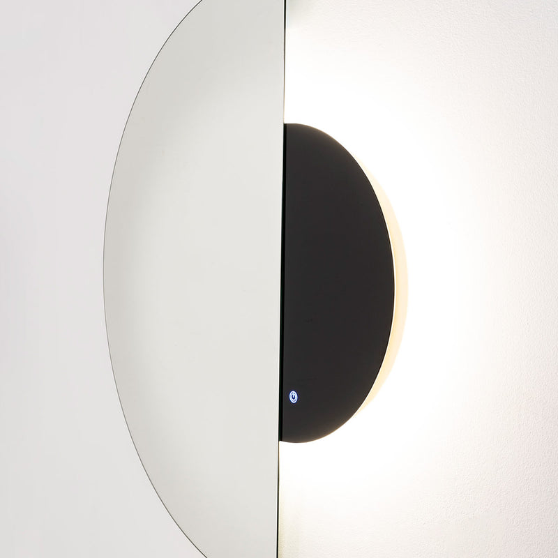 Espejo Eclipse moderno con diseño asimétrico, retroiluminación LED negra mate y botón táctil. Medidas: 80x5x120 cm. Ideal para salón o dormitorio.