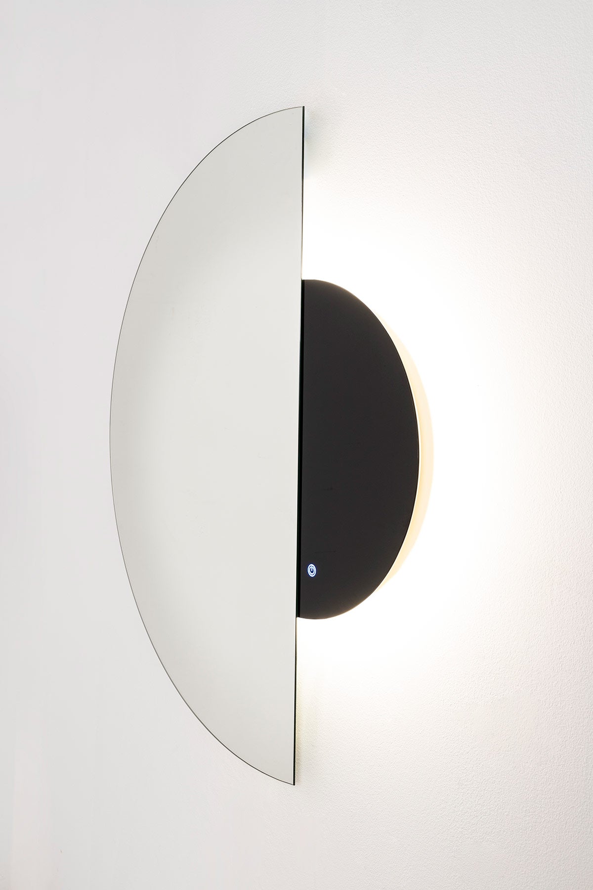 Espejo Eclipse moderno con diseño asimétrico, retroiluminación LED negra mate y botón táctil. Medidas: 80x5x120 cm. Ideal para salón o dormitorio.