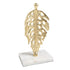 Escultura Midas hoja de metal dorada y base mármol blanco. Diseño orgánico y refinado, ideal para decoración de salón, recibidor o dormitorio.