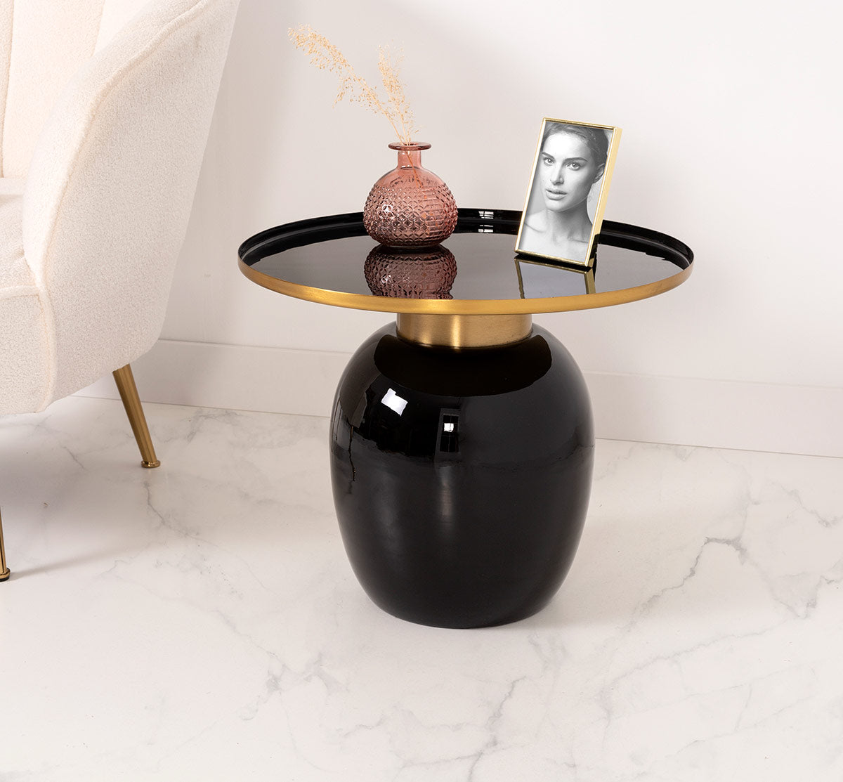 Mesa auxiliar Sphere metálica con base negra voluminosa y perfil dorado. Diseño escultural contemporáneo para salón o mesita de noche.
