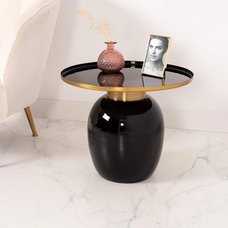Mesa auxiliar Sphere metálica con base negra voluminosa y perfil dorado. Diseño escultural contemporáneo para salón o mesita de noche.
