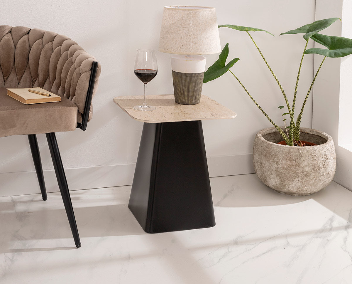 Mesa auxiliar Obelisk minimalista, diseño geométrico, base negra y tapa cuadrada de mármol blanco, 40x40x47 cm. Estilo moderno industrial.