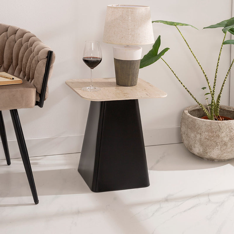 Mesa auxiliar Obelisk minimalista, diseño geométrico, base negra y tapa cuadrada de mármol blanco, 40x40x47 cm. Estilo moderno industrial.
