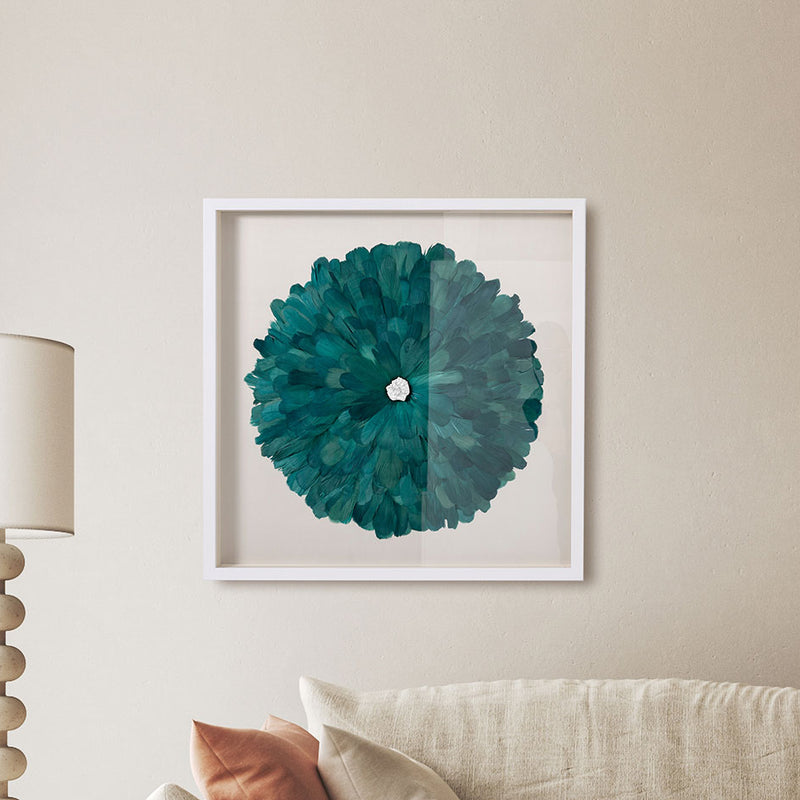 Cuadro vitrina Juno aquamarina: diseño orgánico con composición circular de plumas y núcleo de piedra natural. Lujo y sofisticación.