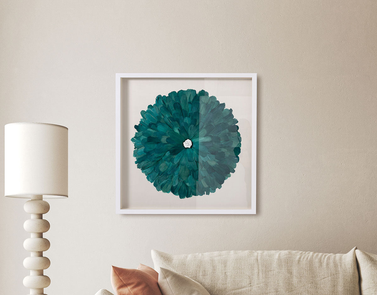 Cuadro vitrina Juno aquamarina: diseño orgánico con composición circular de plumas y núcleo de piedra natural. Lujo y sofisticación.