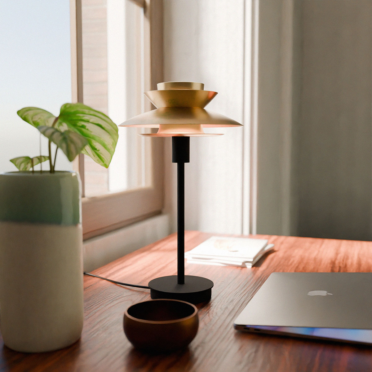 Lámpara de sobremesa Dina negra mate de metal con detalles dorados, diseño geométrico minimalista, ideal para decoración industrial, nórdica o moderna.