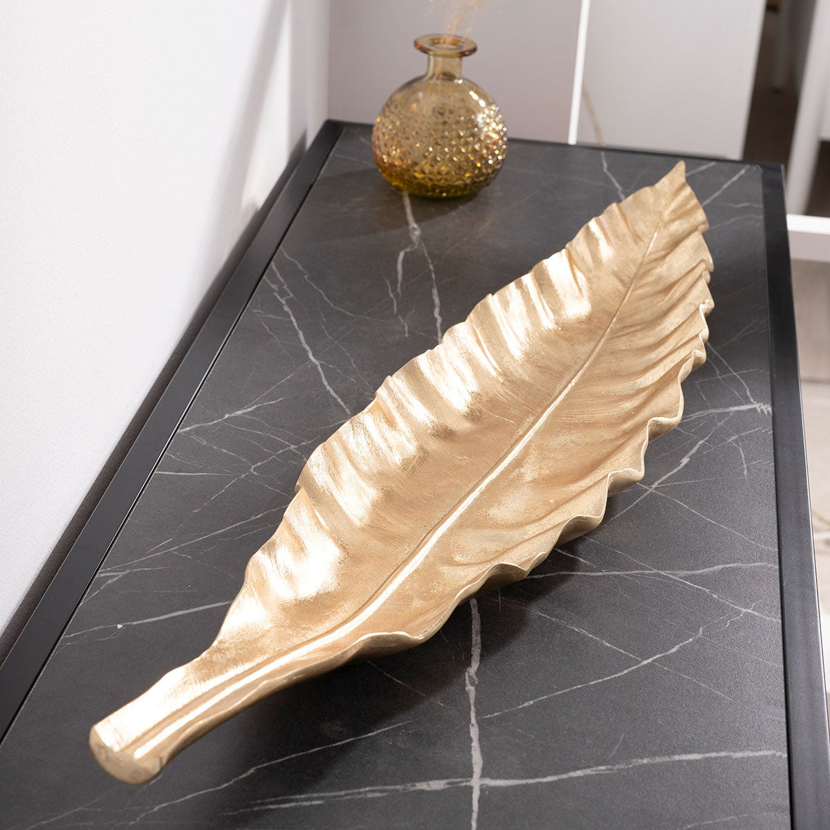 Centro de mesa Argos hoja dorada poliresina, diseño orgánico escultórico, 77cm. Ideal para decoración sofisticada, estilo contemporáneo.