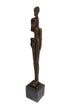 Escultura Orpheus vanguardista, diseño humano estilizado, poliresina acabado bronce envejecido y base de mármol gris. Decoración moderna y elegante.