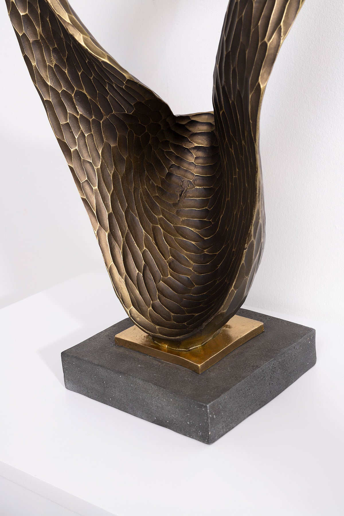 Escultura Talos abstracta, líneas orgánicas, poliresina acabado bronce envejecido sobre base de mármol gris. Arte contemporáneo para decoración.