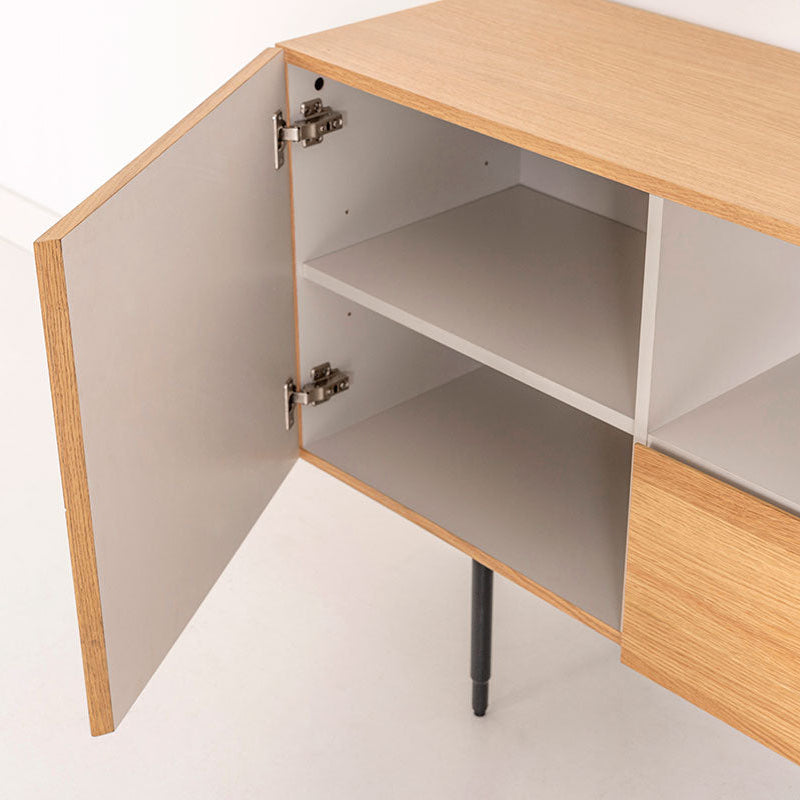 Mueble TV Kalmar estilo nórdico, madera de roble, frontal geométrico, detalle aguamarina. Medidas: 180x40x76 cm. Diseño moderno y funcional.