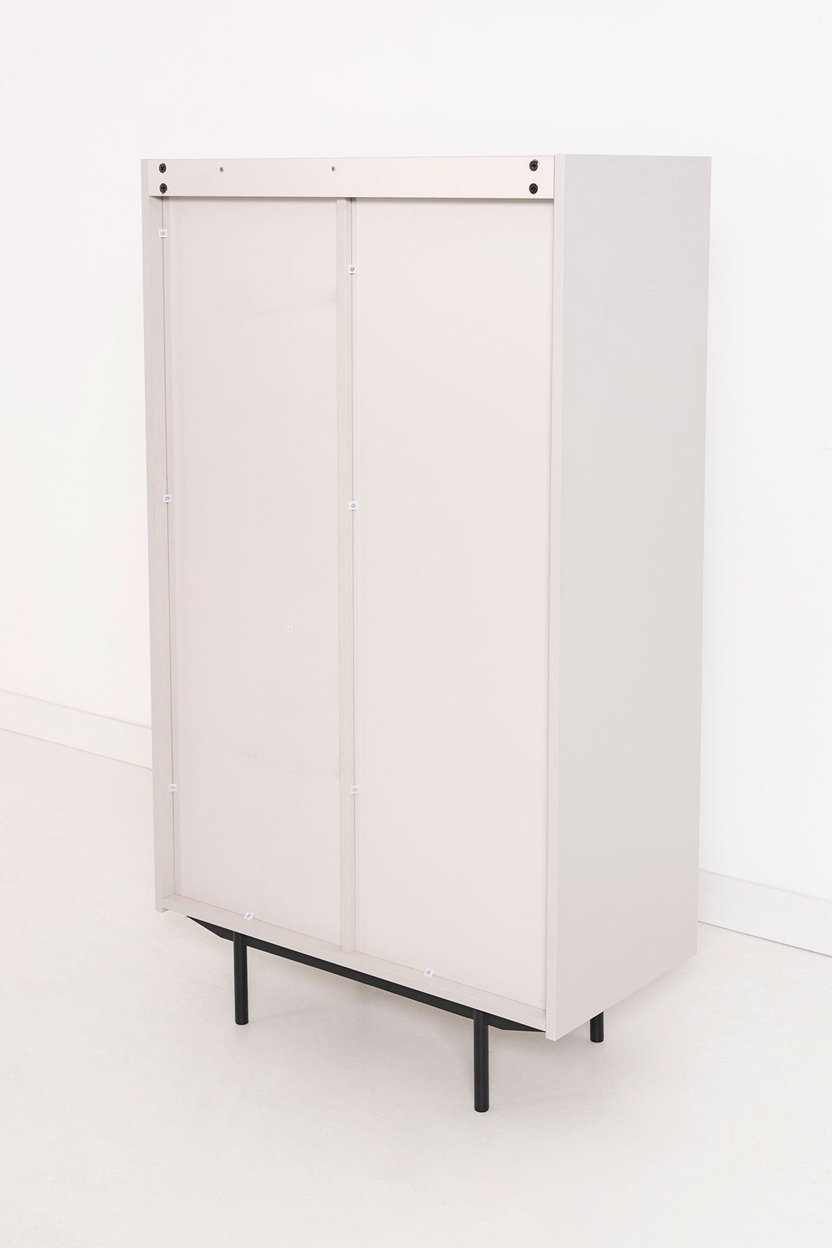 Vitrina Pol gris, diseño nórdico con estructura de madera de roble, patas metálicas. Ideal para salón o comedor. Medidas: 80x40x130 cm.