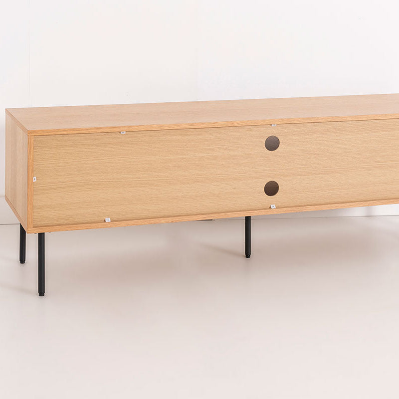 Mueble TV Nela roble natural, diseño nórdico 150cm. Estante con textura lineal y patas negras. Almacenaje para salón.