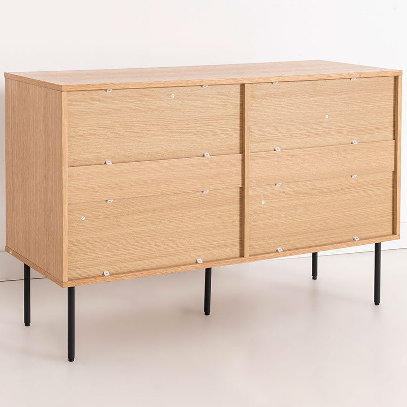 Cómoda Nela de 6 cajones, madera de roble natural y patas metálicas negras. Diseño nórdico lineal para dormitorio o recibidor.