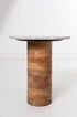 Mesa auxiliar Core de mármol gris y base cilíndrica de madera de mango, diseño orgánico moderno/rústico. Medidas: 44x41x37 cm.