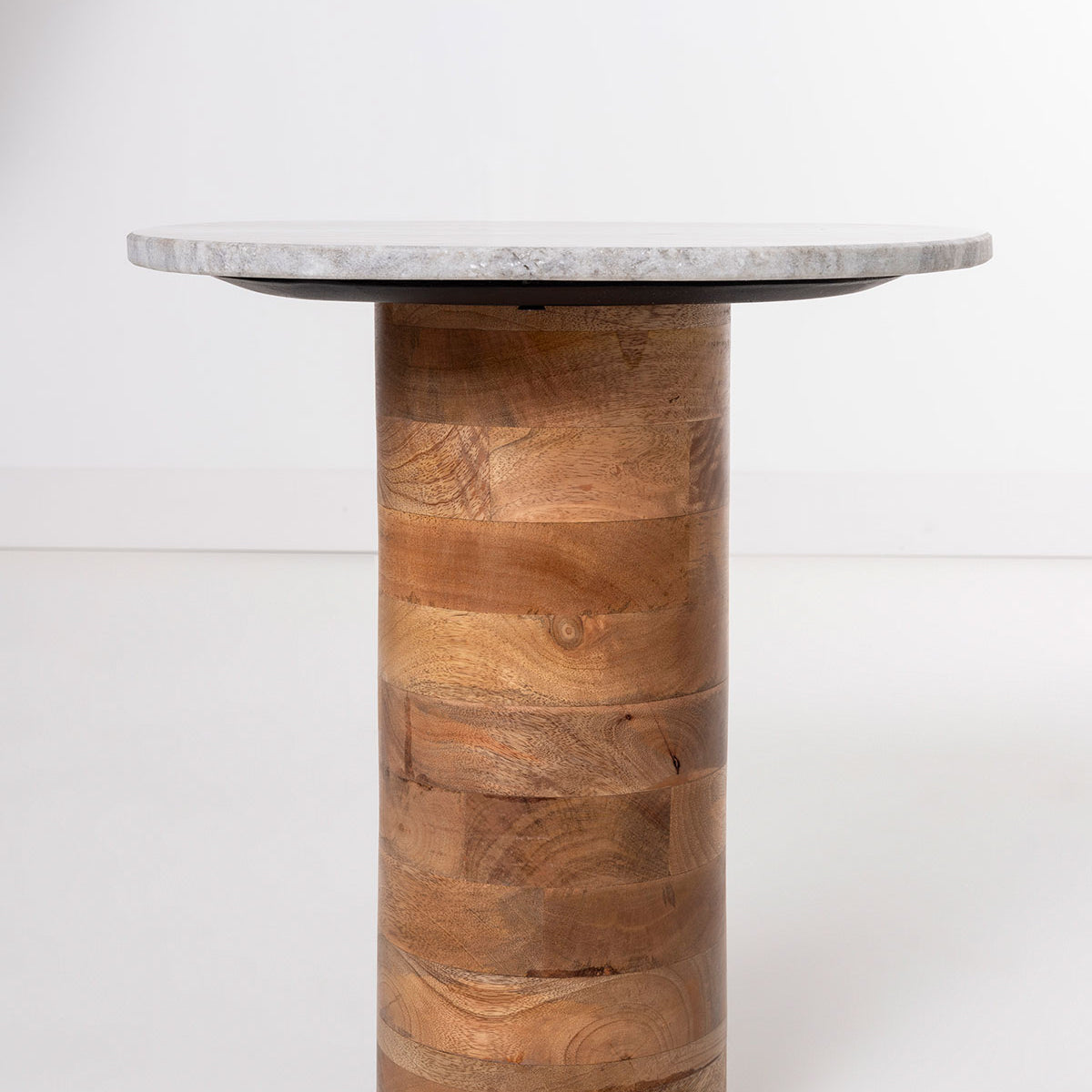 Mesa auxiliar Core de mármol gris y base cilíndrica de madera de mango, diseño orgánico moderno/rústico. Medidas: 44x41x37 cm.
