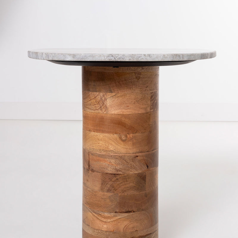 Mesa auxiliar Core de mármol gris y base cilíndrica de madera de mango, diseño orgánico moderno/rústico. Medidas: 44x41x37 cm.
