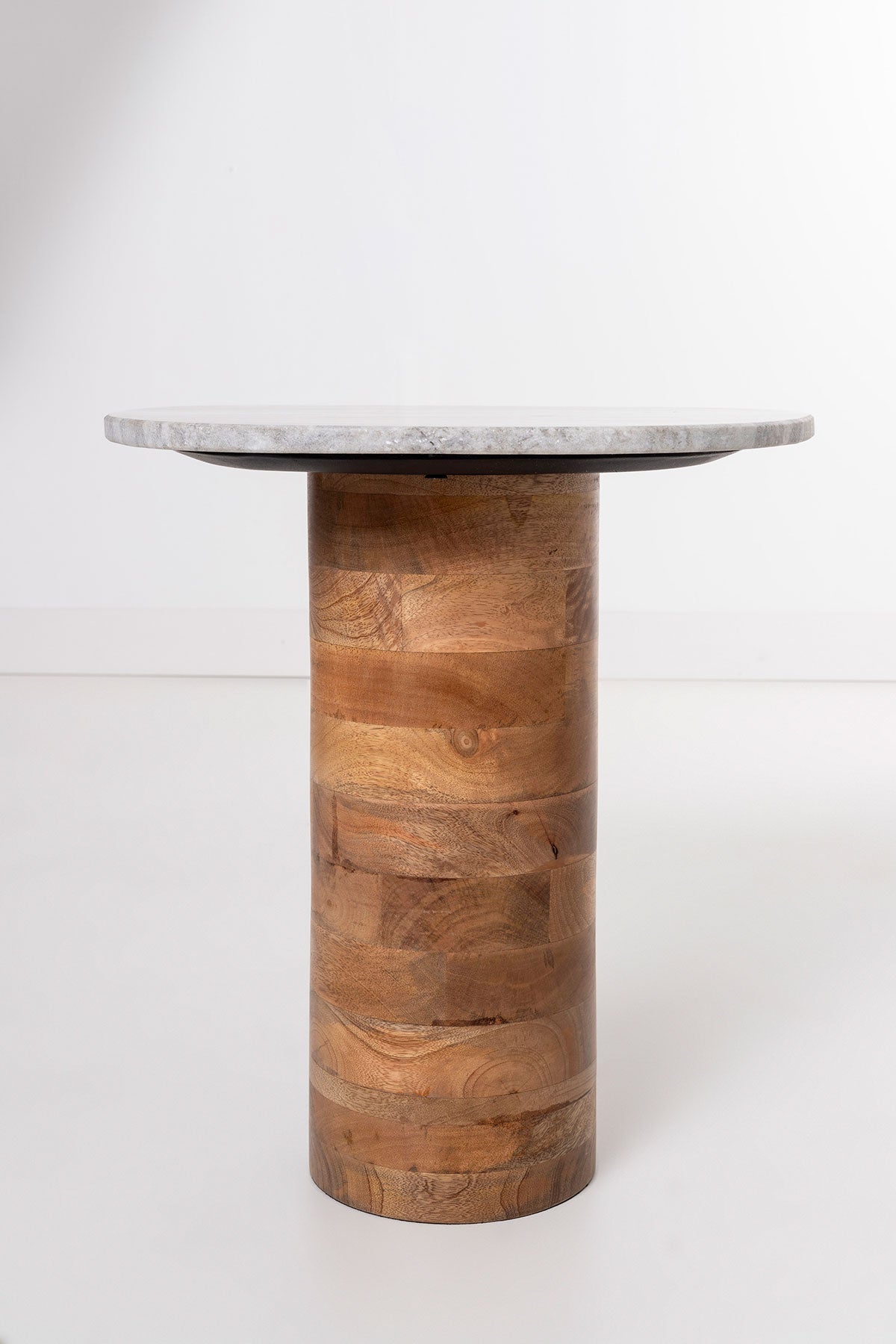 Mesa auxiliar Core de mármol gris y base cilíndrica de madera de mango, diseño orgánico moderno/rústico. Medidas: 44x41x37 cm.