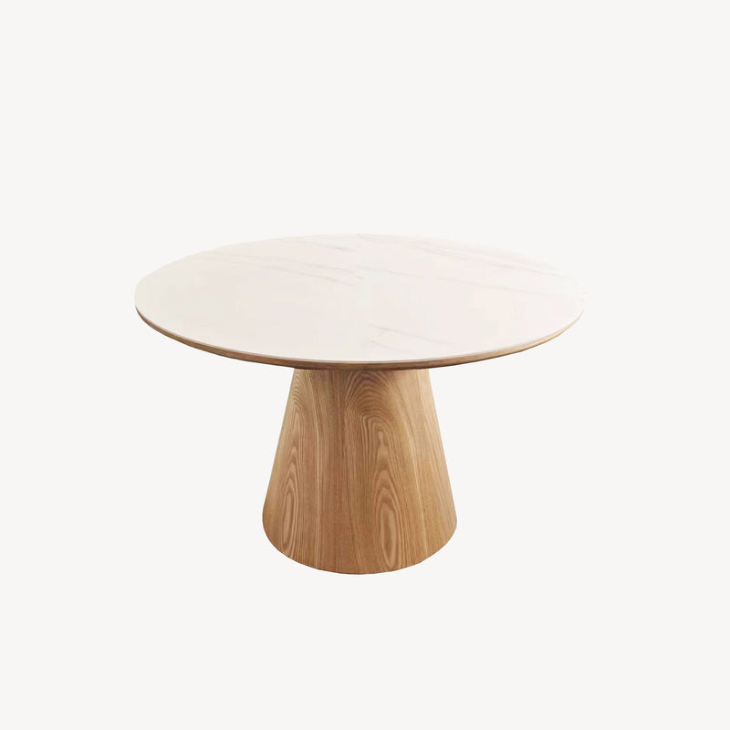 Mesa comedor fija circular Nora, diseño lujo contemporáneo, tapa porcelánico blanco veteado, base troncocónica madera roble natural.