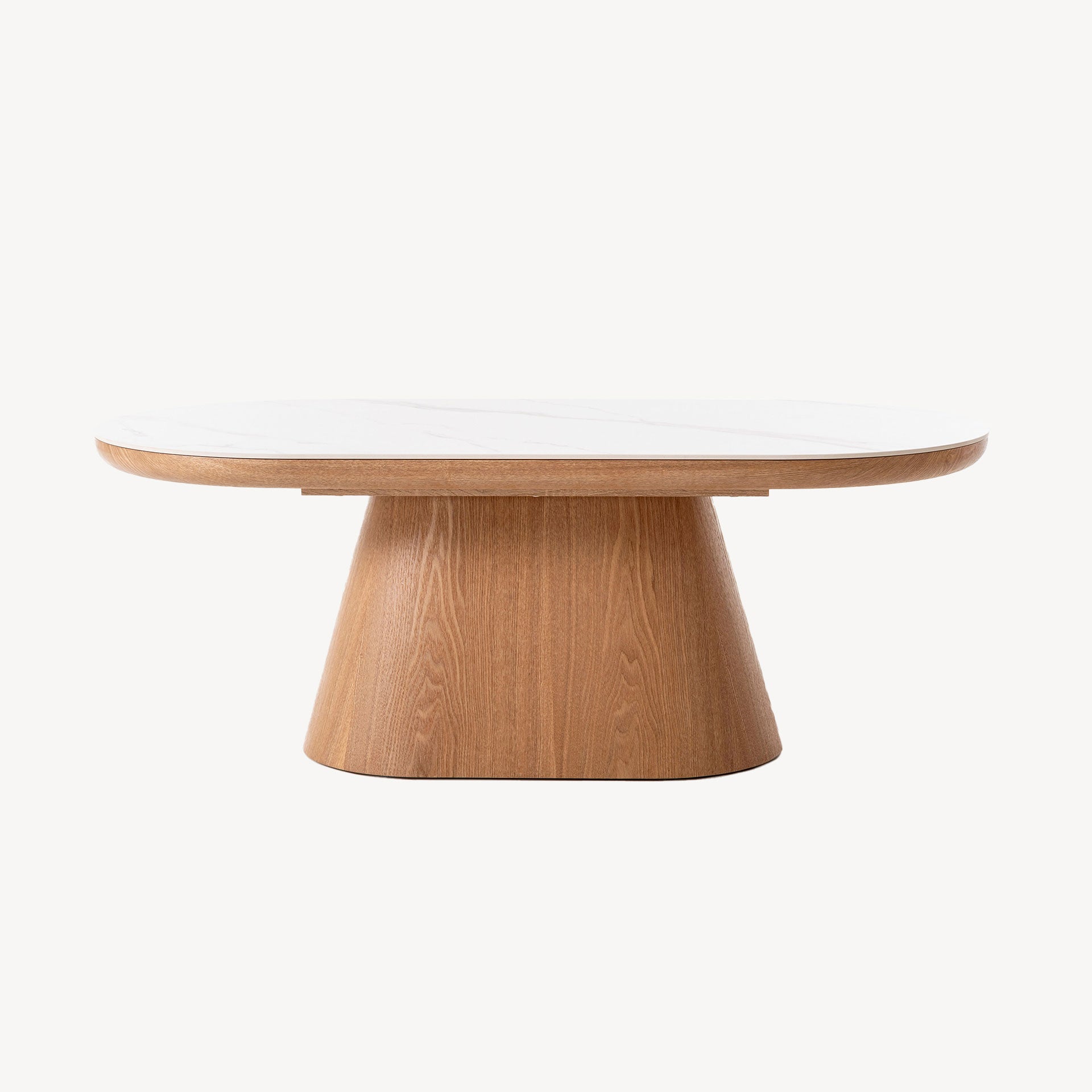 Mesa centro Senda ovalada, porcelánico efecto mármol blanco y base robusta de roble natural. Lujo contemporáneo para salón nórdico/moderno.