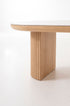 Mesa centro Arco ovalada porcelánico blanco, base roble acanalada. Lujo sereno, diseño nórdico minimalista. Medidas: 120x60x45 cm.