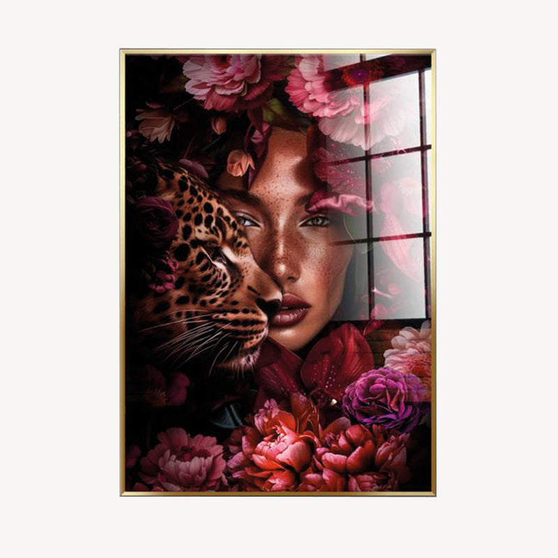 Cuadro Panthera, realismo mágico: leopardo y rostro femenino con peonías en cristal templado 4mm, marco metálico dorado. 80x120 cm.