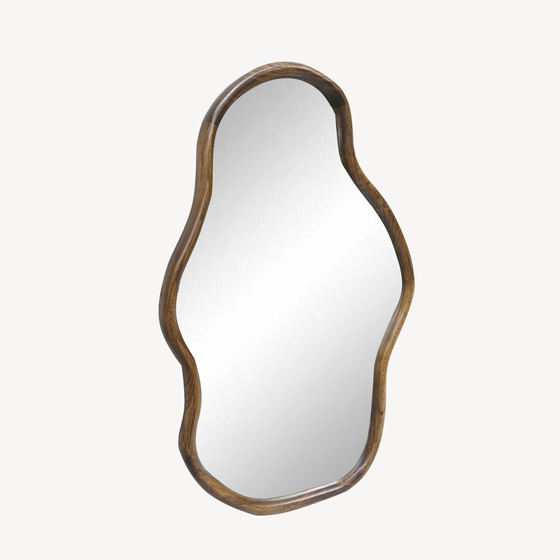Espejo Venus orgánico marco madera nogal. Silueta fluida irregular ideal recibidor, pasillo o dormitorio moderno. Medidas: 60x90 cm.
