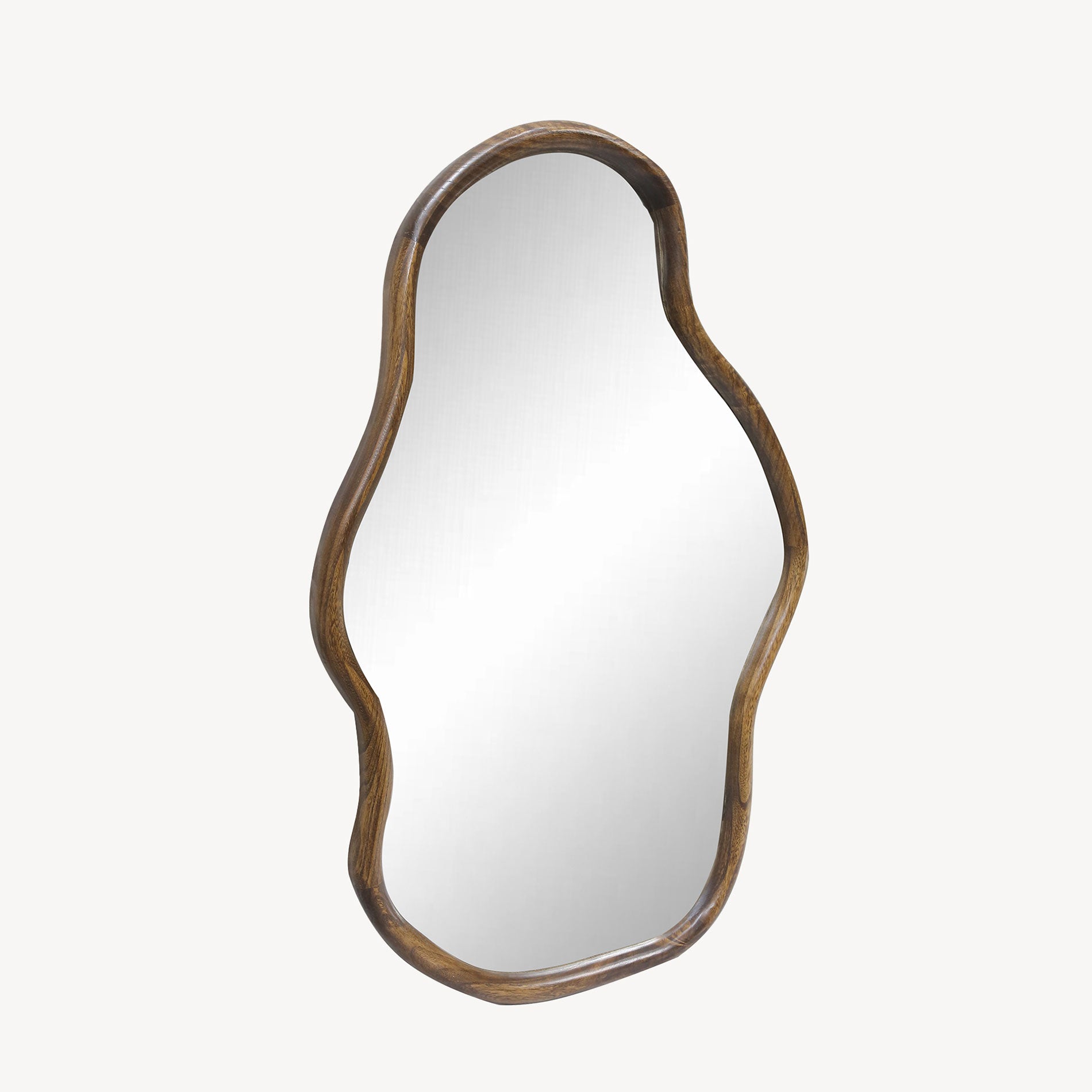 Espejo Venus orgánico marco madera nogal. Silueta fluida irregular ideal recibidor, pasillo o dormitorio moderno. Medidas: 60x90 cm.