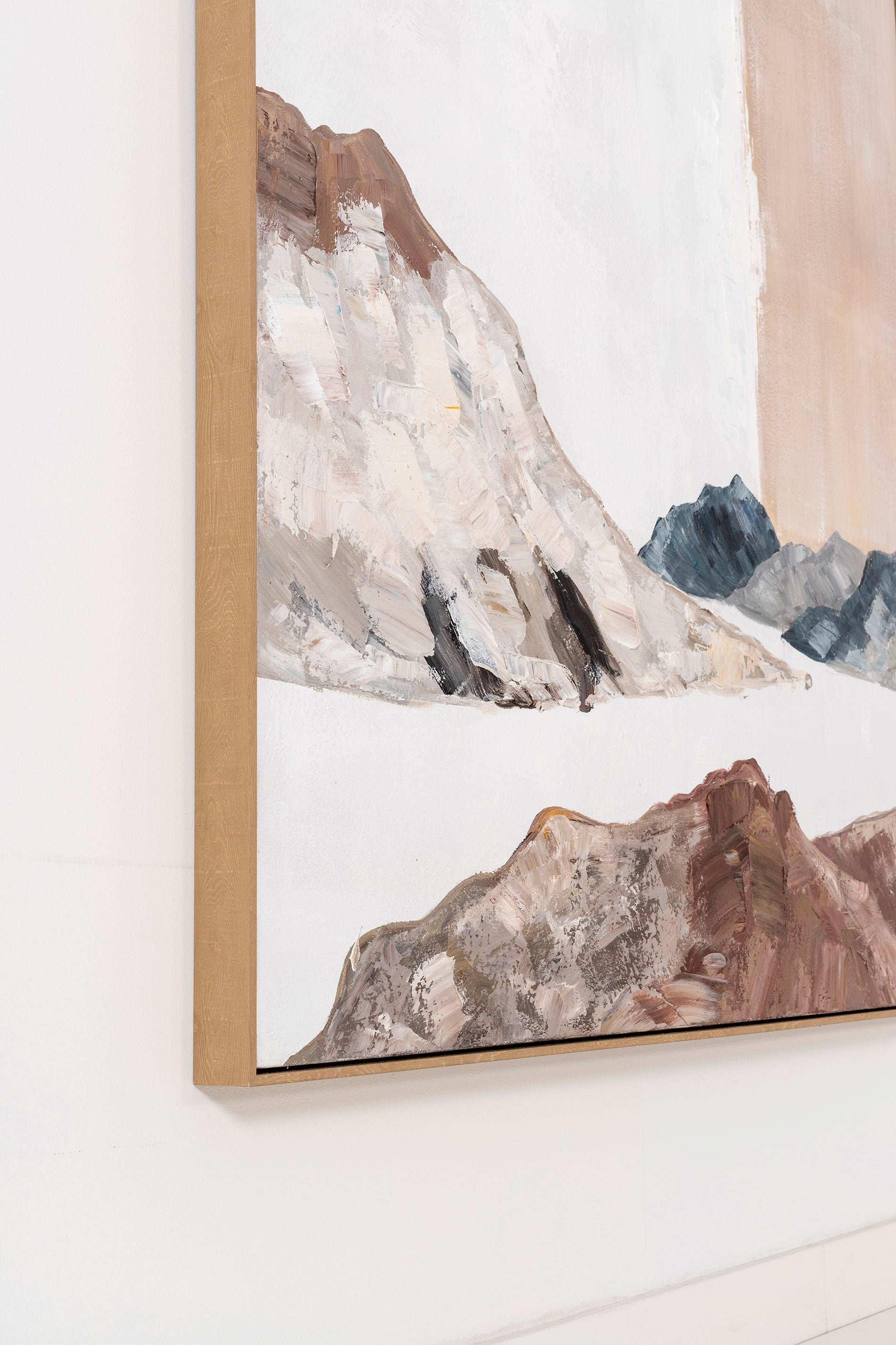 Cuadro abstracto "Sierra" vertical, paisaje montañoso minimalista, tonos tierra/arena, relieve en lienzo, marco metálico. Estilo nórdico moderno.