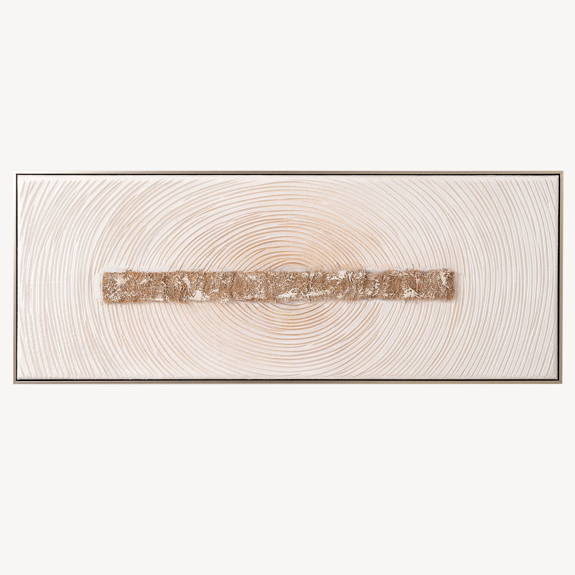 Cuadro Resonance minimalista de círculos concéntricos en relieve, lienzo blanco roto y crudo con franja de fibra natural y marco de metal.