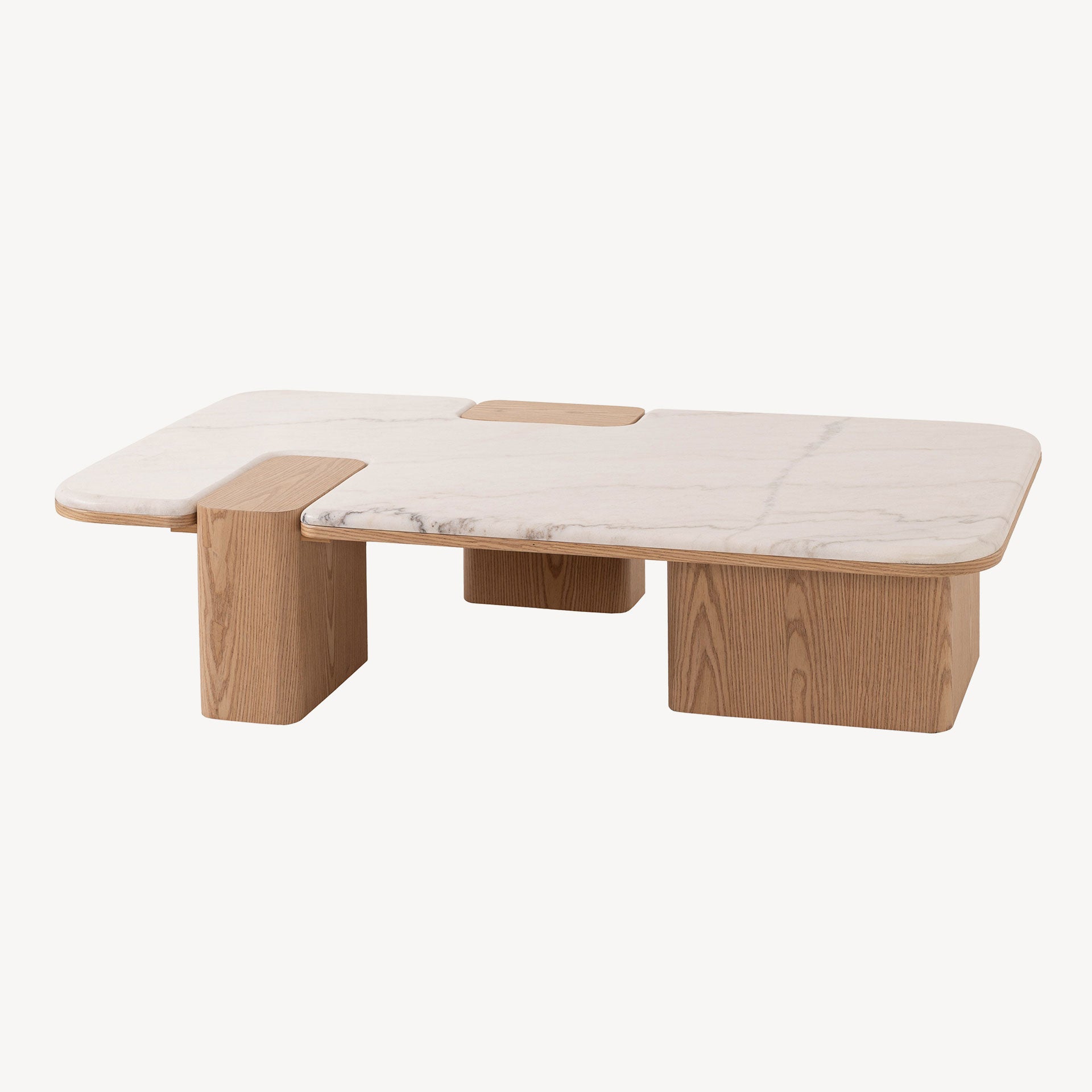 Mesa centro Delfos, diseño asimétrico vanguardista. Sobre porcelánico blanco y patas robustas de madera de roble natural. Estilo minimalista/japandi.