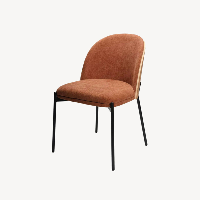 Silla Ingrid diseño nórdico, estructura metal, trasera roble/nogal, asiento bouclé blanco crudo. Comedor moderno y ergonómico.