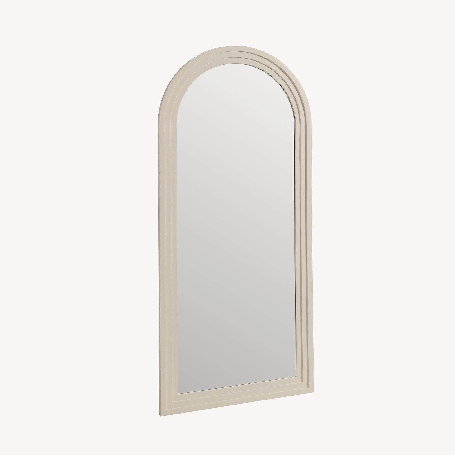 Espejo de arco Selene con marco de madera blanco roto, 80x180 cm, ideal para recibidor o vestidor. Diseño clásico y minimalista que aporta luz.