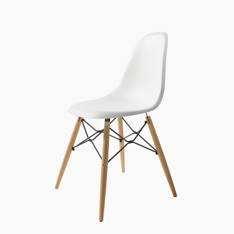 Silla Munich de diseño atemporal con asiento de polipropileno y patas de madera; estética moderna y escandinava.