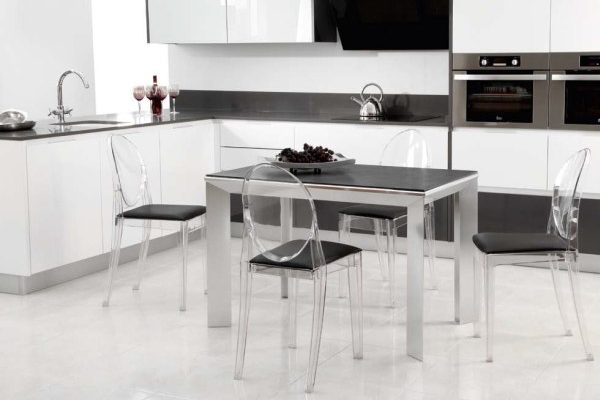ultimas tendencias, mesa de cocina con sillas transparentes