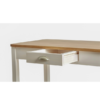 Taburete modelo CayDetalle del cajón mesa de cocina alta, acabado en color blanco y combinado en color roble