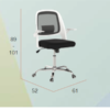 Silla de oficina Kiev, de estructura PVC blanco, respaldo y asiento negro, reposa brazos abatibles y patas cromadas.Medidas