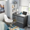 Ambiente mesa de escritorio con estantería modelo Gio Plus acabado en color blanco artik combinado en color gris ceniza de Forés Diseño-Kitmuebles